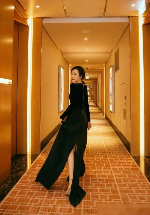 王鸥搭配真大胆,穿紧裹身礼服不够裙摆还要开条叉,比例太好了
