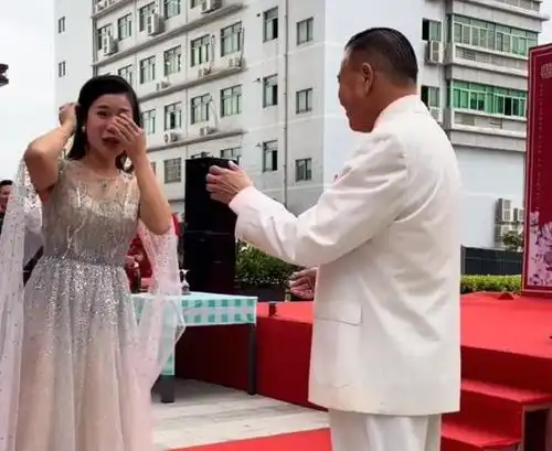 64岁万梓良活动上兴奋跳舞拉女司仪手贴身转圈,被嘲为老不尊
