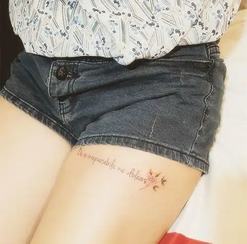 纹身女生款大腿纹身
