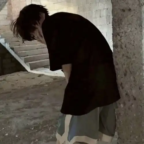 ins桃花运男生头像
