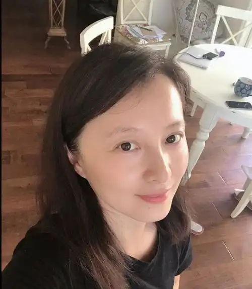可云45岁近照曝光,网友直呼认不出,与老公相识7天就闪婚