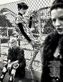vogue俄罗斯时髦的图案和冲突版画展现大量的朋克时装风格