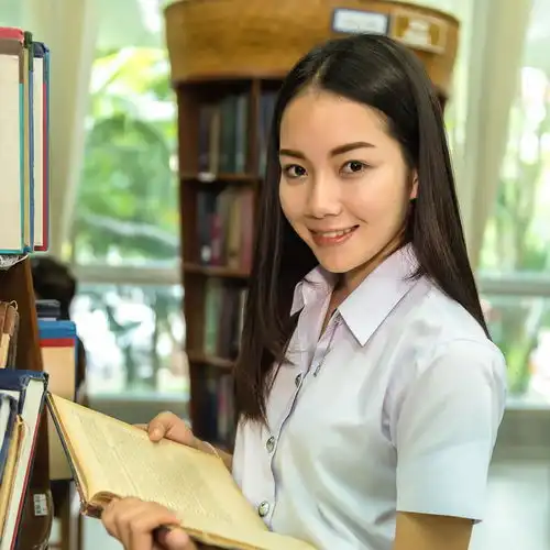 杨澜被骂像大妈你强行少女感的样子,真矫情