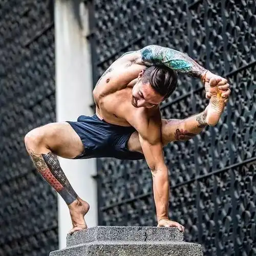 花臂肌肉,练瑜伽的男人又让妹子舔屏了