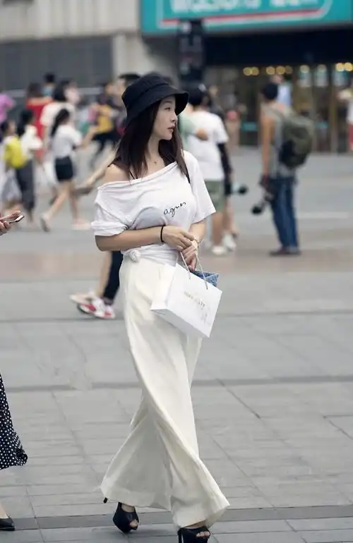 气质的街拍个性独特的美女,展现女神动人风姿