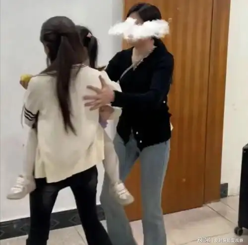 湖北远嫁女子与丈夫吵架,大姑子知道后,一脚踹飞亲弟弟