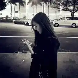 有没有人知道这图片里的女孩子是谁啊,求大家帮忙找下谢谢了