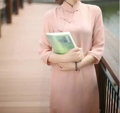 20多岁的女性,如何将旗袍穿的有气场而不突兀