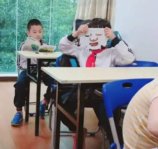 做个精致男孩小学生因为上课敷面膜,又来抢头条了