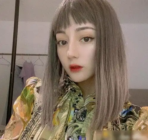 迪丽热巴家庭背景曝光了原来父亲大有来头,真低调