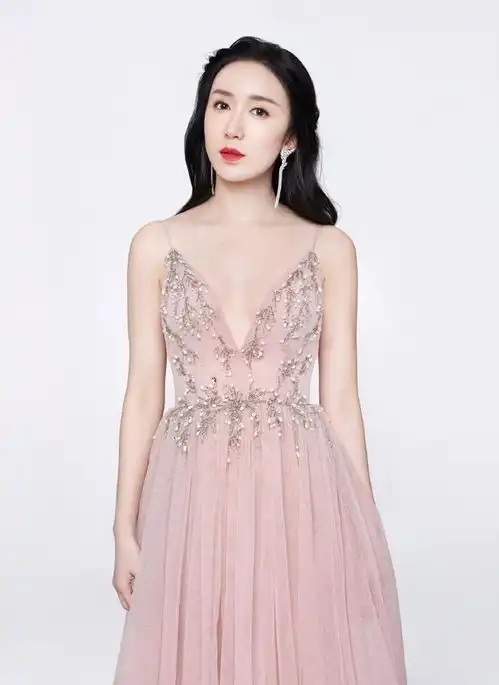 娄艺潇打扮得真招摇,穿墨绿色抹胸礼服出镜,秀牛奶肌好迷人