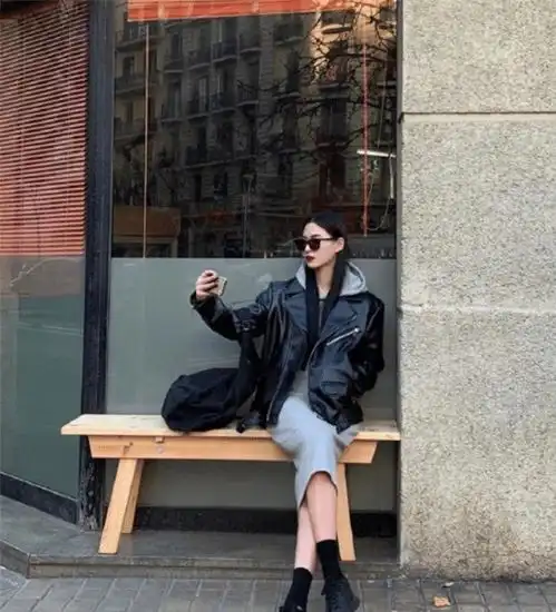 女人过了45岁,拍照别再比剪刀手了,学会这3招,轻松拍出大片感