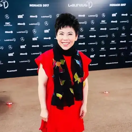 邓亚萍太敢穿了穿改良版旗袍还戴围巾,视觉感很强十分吸睛