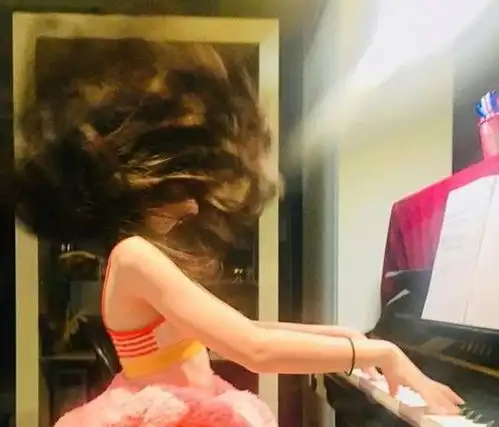 李亚鹏秀12岁女儿近照,李嫣长发飞舞弹钢琴,这架势十足啊