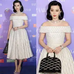 24位女明星穿上今年最流行的一字肩裙