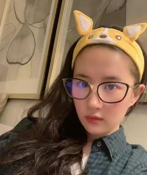刘亦菲清库存,哪个女生不爱自拍