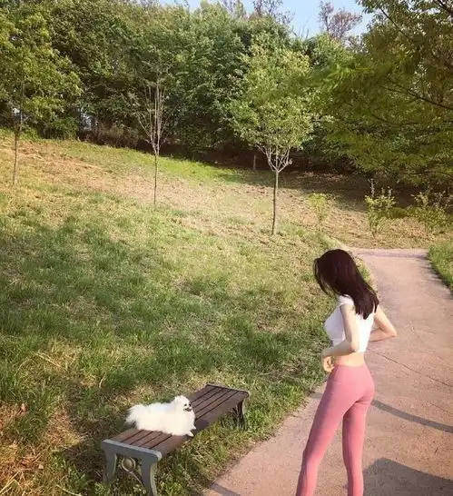 小姐姐的搭配健身套装出去游玩,看起来真有气场
