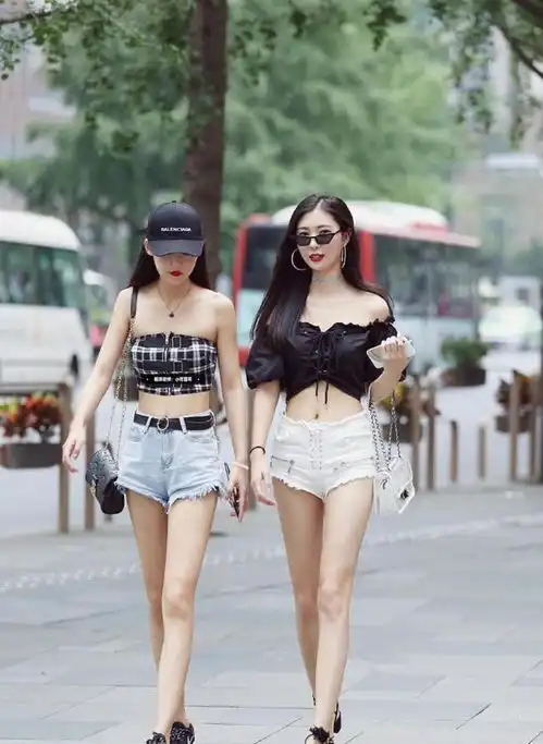 同样是牛仔裤穿搭,演绎出两种风格,一个精干利落,一个优雅动人