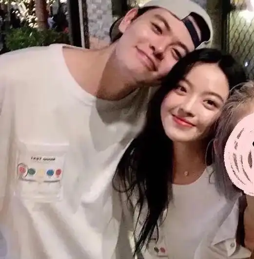 华谊王中磊女儿被求婚,男友送大钻戒求婚场地浪漫两人激动拥吻