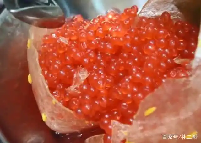 男友送来一颗超大的草莓,美女嫌弃太俗气,敲开后立马闭嘴了