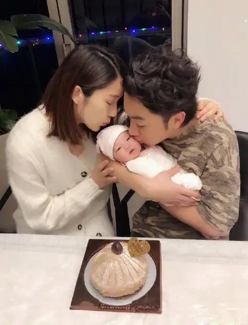 李亚男晒一家三口全家福替王祖蓝庆生,他亲吻女儿的样子父爱爆棚