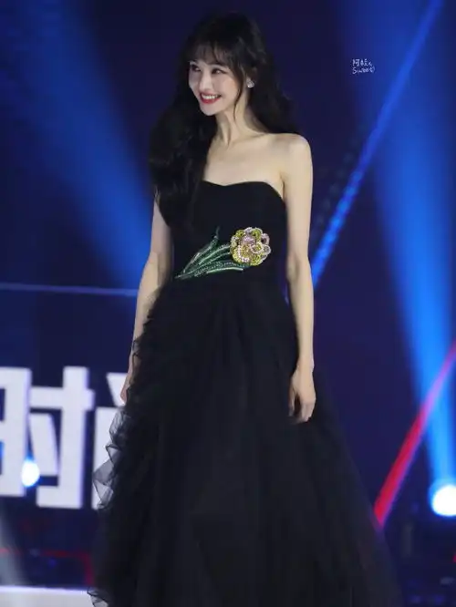 郑爽胖回来秒变女神,穿黑色抹胸纱裙仙气十足,美出新境界