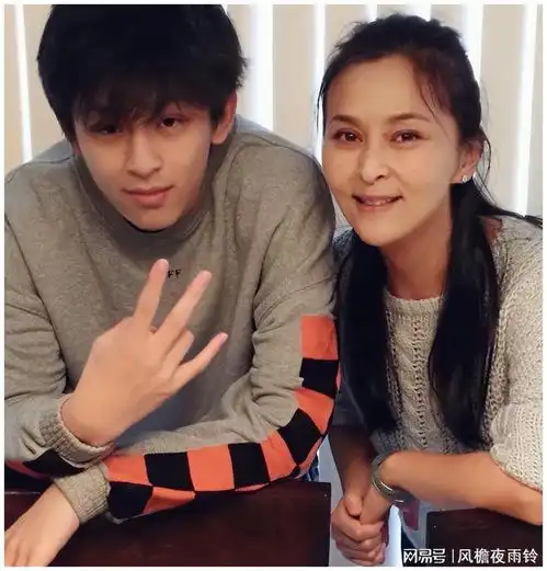 琼瑶女郎何音晒近况,街边跳舞身材好,与前夫离婚后生活幸福