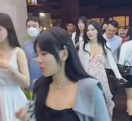 36岁王思聪三亚高调庆生,沙滩开派对弯腰吹蜡烛,超30位辣妹齐聚