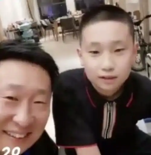 林永健11岁儿子变帅获市级荣誉超优秀,父子同框暴露超大豪宅