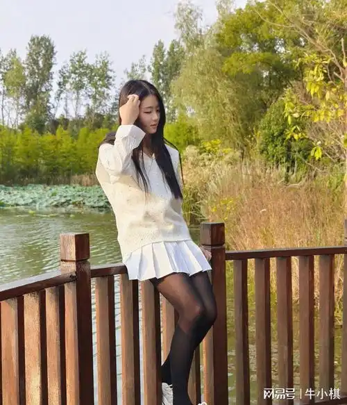 春天来了,衬衫控们,一起来感受针织马甲与百褶裙的绝妙搭配吧