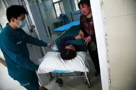 郑州11岁小女孩公交车轮下惨死组图