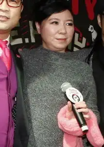 女dj当司仪醉酒闹事情绪崩溃遭保安拖走