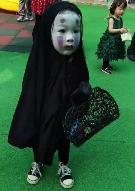 去年万圣节刷爆朋友圈的无脸男萌娃,又回来了这次竟然是...
