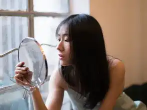 女生嘴唇长胡子医生8成是3原因所致,00后尽早查