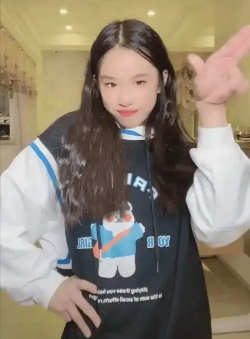 曾因长相太丑被骂像猴,被最丑星二代,如今张庭女儿让人高攀不起