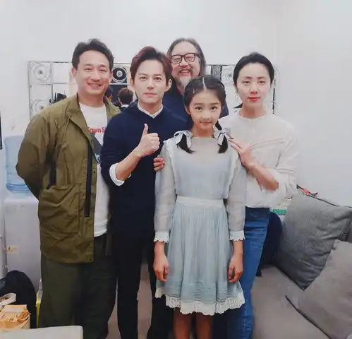 孙莉给多多化妆,变红发少女,黄磊官方吐槽明白你为什么素颜了
