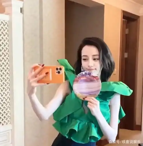 迪丽热巴拍摄夏日清凉大片,侧脸线条令人心动,散发女性魅力