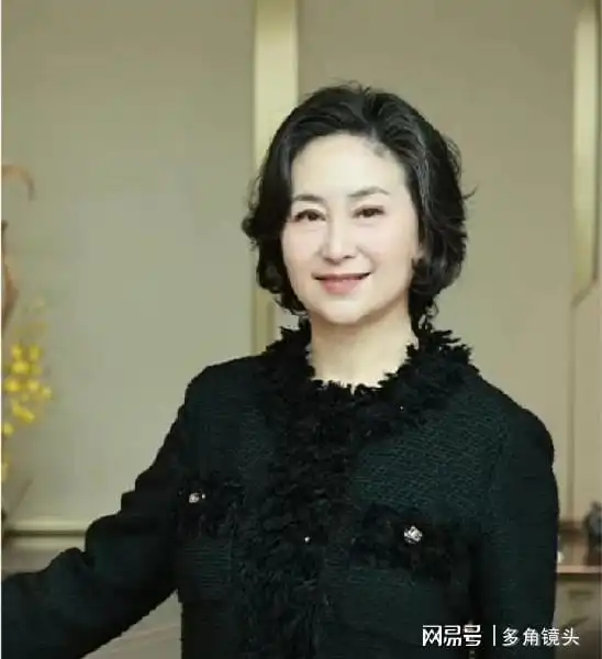 上了年纪的女人,体态穿搭决定你的气质看何超琼就知道了