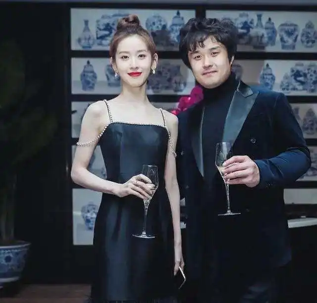 章泽天气质果然清纯,跟第一名媛合影,无论颜值身高都完胜她