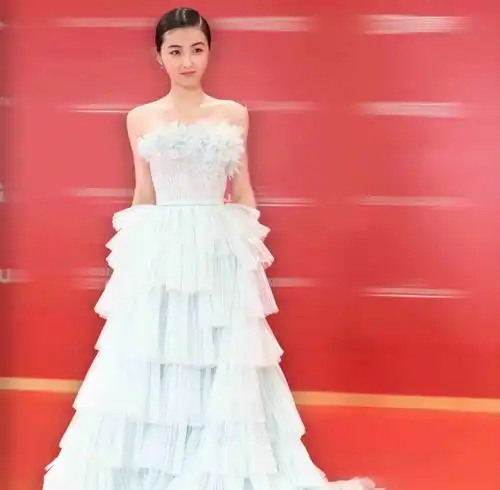 00后女星红毯秀,张子枫仙气,欧阳娜娜很酷,看到赵今麦造型师出来挨打