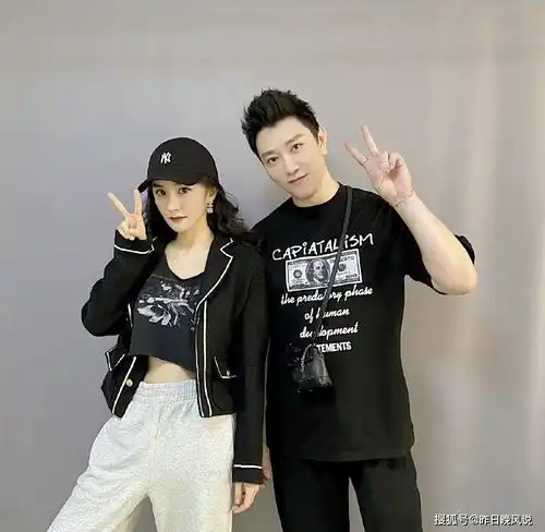 杨幂撞衫欧阳娜娜,一个灵动如18岁少女,一个老气横秋