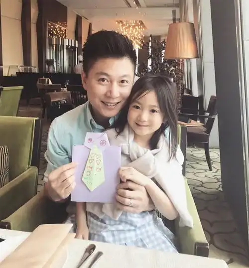 李小鹏晒照庆祝女儿8岁生日,奥莉抱着娃娃可盐可甜,双眼皮抢镜