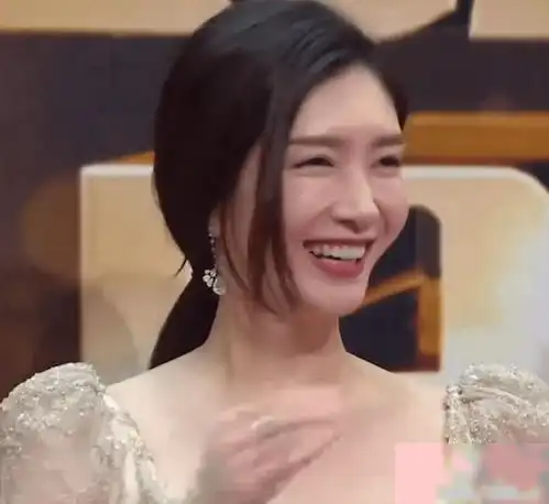 三十而已红毯生图江疏影童瑶身材绝了,毛晓彤输在身高上