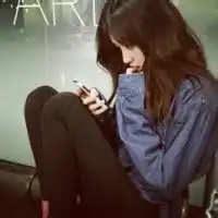适合做微信图像的背对扎小辫的小女孩