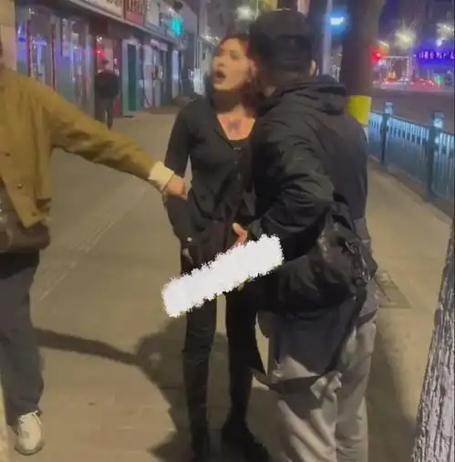 闹大了美女遛狗不牵绳,狗扑向过路男子,反而怒吼男子骂她的狗