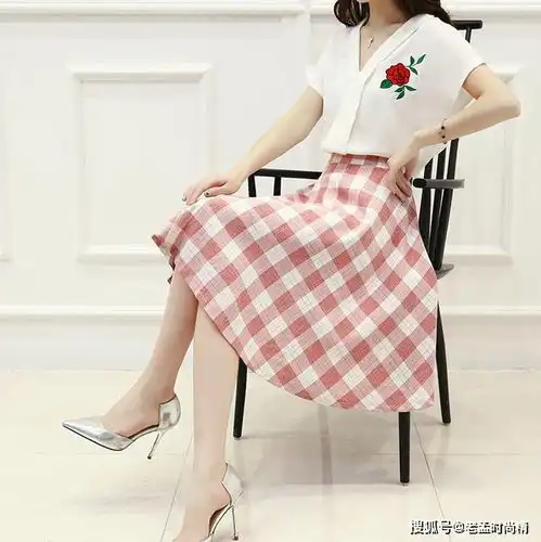 身为一个美女,怎么还不穿漂亮的连衣裙多显气质