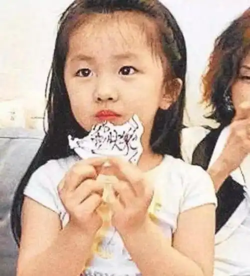 陈奕迅14岁女儿最美星二代,网友一看就是从小衣食无忧的女孩