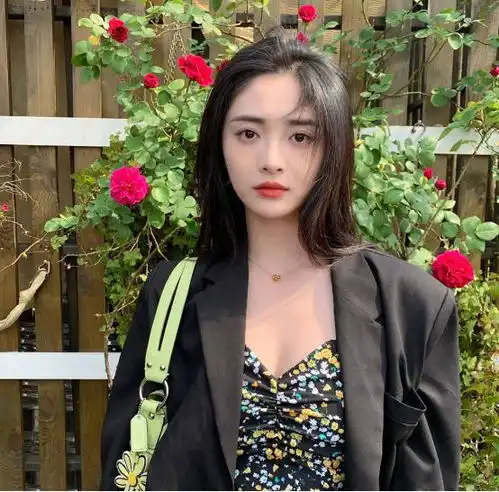 喜欢清新风的女生快看看周洁琼黑色西装搭配碎花裙,满满精致感
