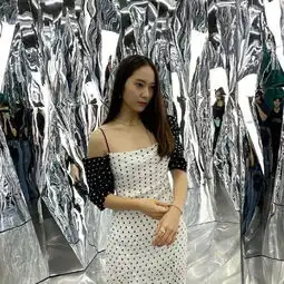 郑秀晶裙子开叉有点另类黑白撞色波点裙更时髦,拿去当壁纸刚好