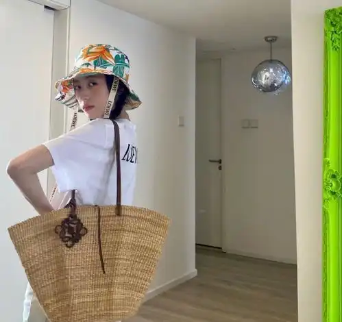 周雨彤这一身真适合夏天,笑脸t恤涂鸦长裤,俏皮又少女